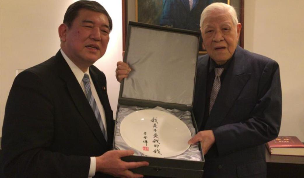 石破茂撕破脸反华，
当众公开赞扬“台独”李登辉。

日本前首相石破茂12月3日应