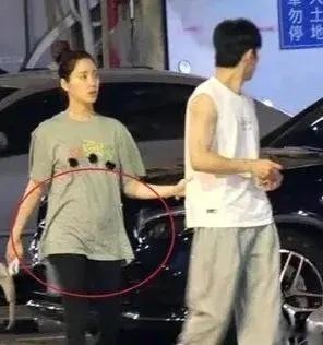 台媒曝欧阳妮妮疑似已怀孕近三个月。近日她被拍到与未婚夫张书豪出门，衣着宽松，小腹