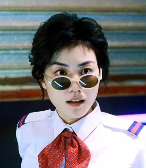 看了一个王菲在台湾的采访，发现她表面看起来傻傻的，可讲起话来甚至具备外交官的睿智