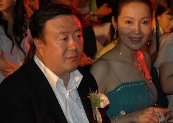 1994年，42岁的尤小刚为了温柔的邬倩倩，和原配妻子田歌离了婚。16年后，邬倩