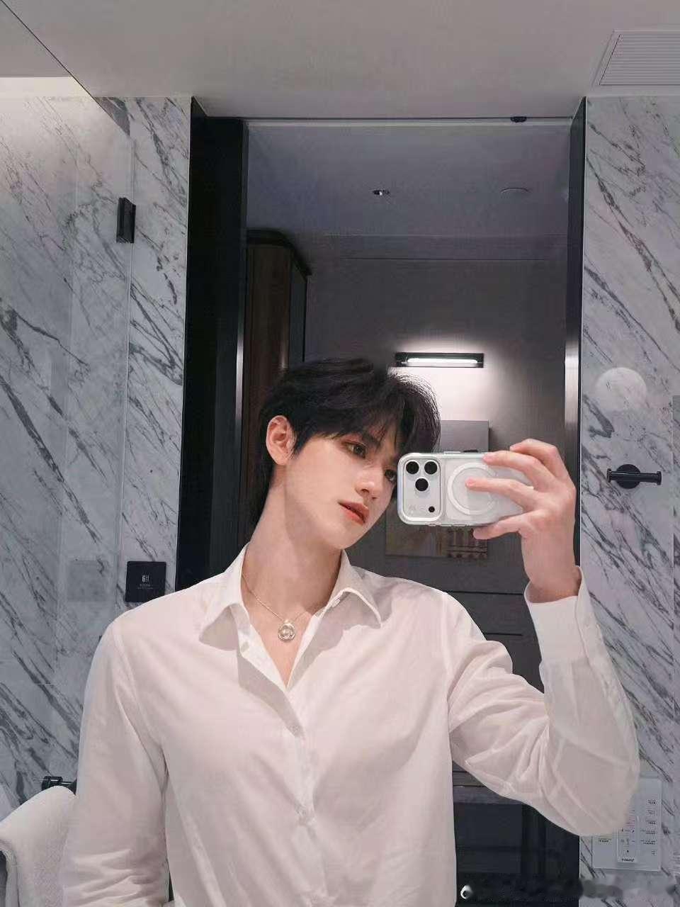 朱志鑫白衬衫对镜自拍朱志鑫喊自己小鑫！ 朱志鑫白衬衫对镜自拍🈶 