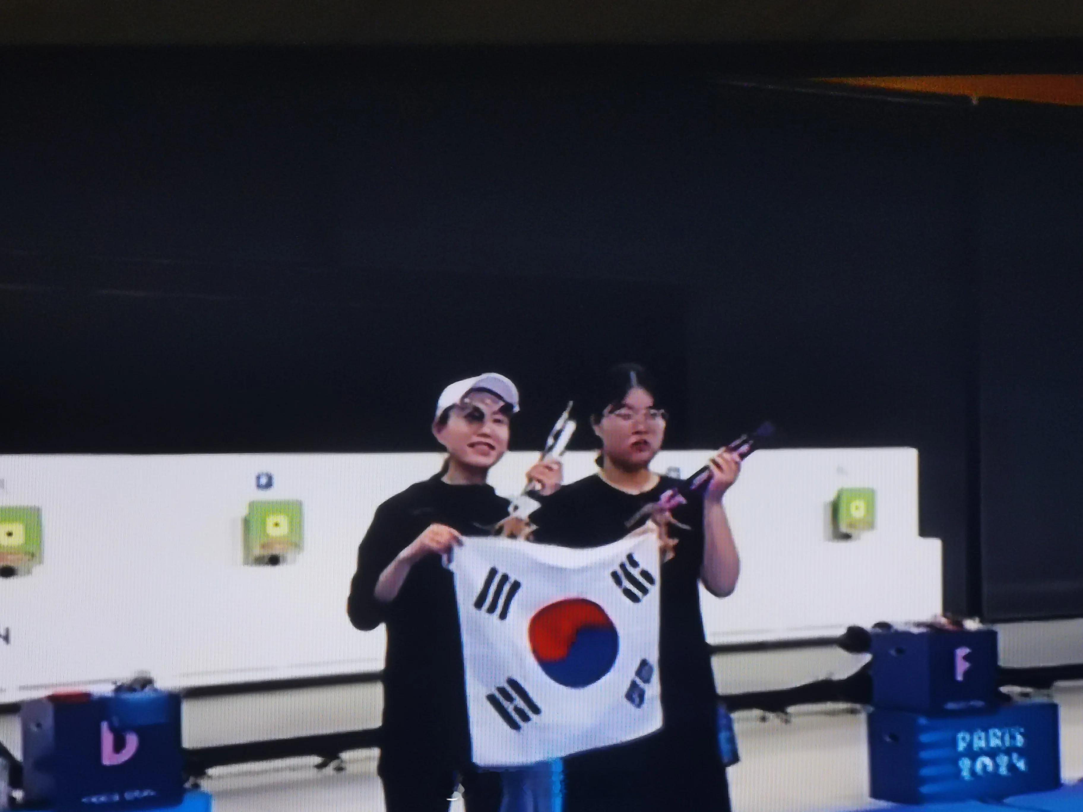 #韩国选手破奥运纪录夺冠# 在刚刚结束的巴黎奥运会女子10米汽手枪决赛中，两位韩