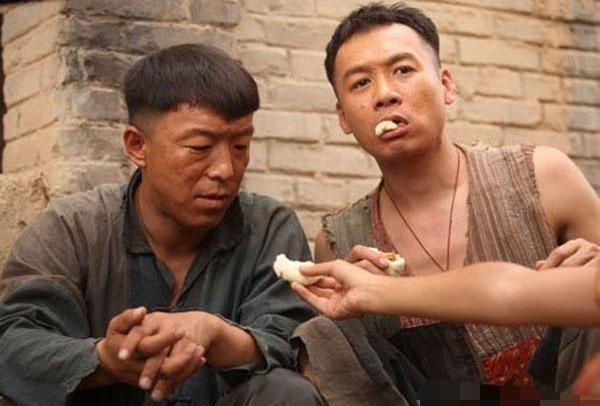 2000年，在西安跑场子一天赚500块的黄渤，突然接到发小高虎的电话：哥们，你想