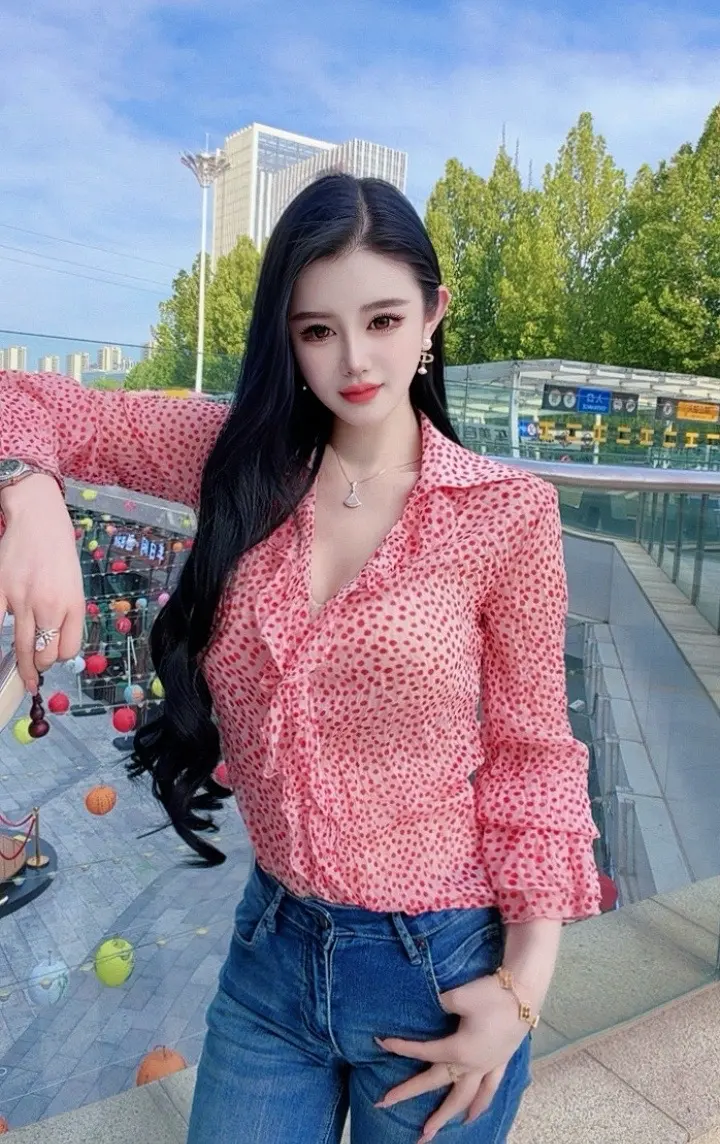 拨开天空的乌云，风会吹散阴霾，迎接光.