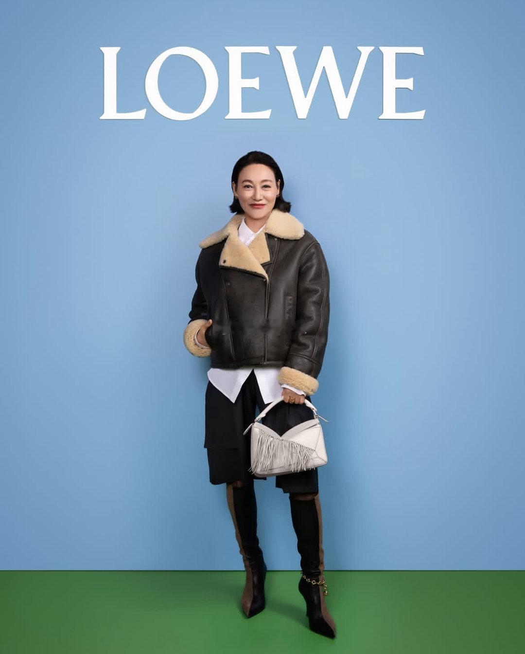 LOEWE新年灯会今天在南京正式点亮，传统秦淮灯彩与现代艺术设计在此完美交融。品