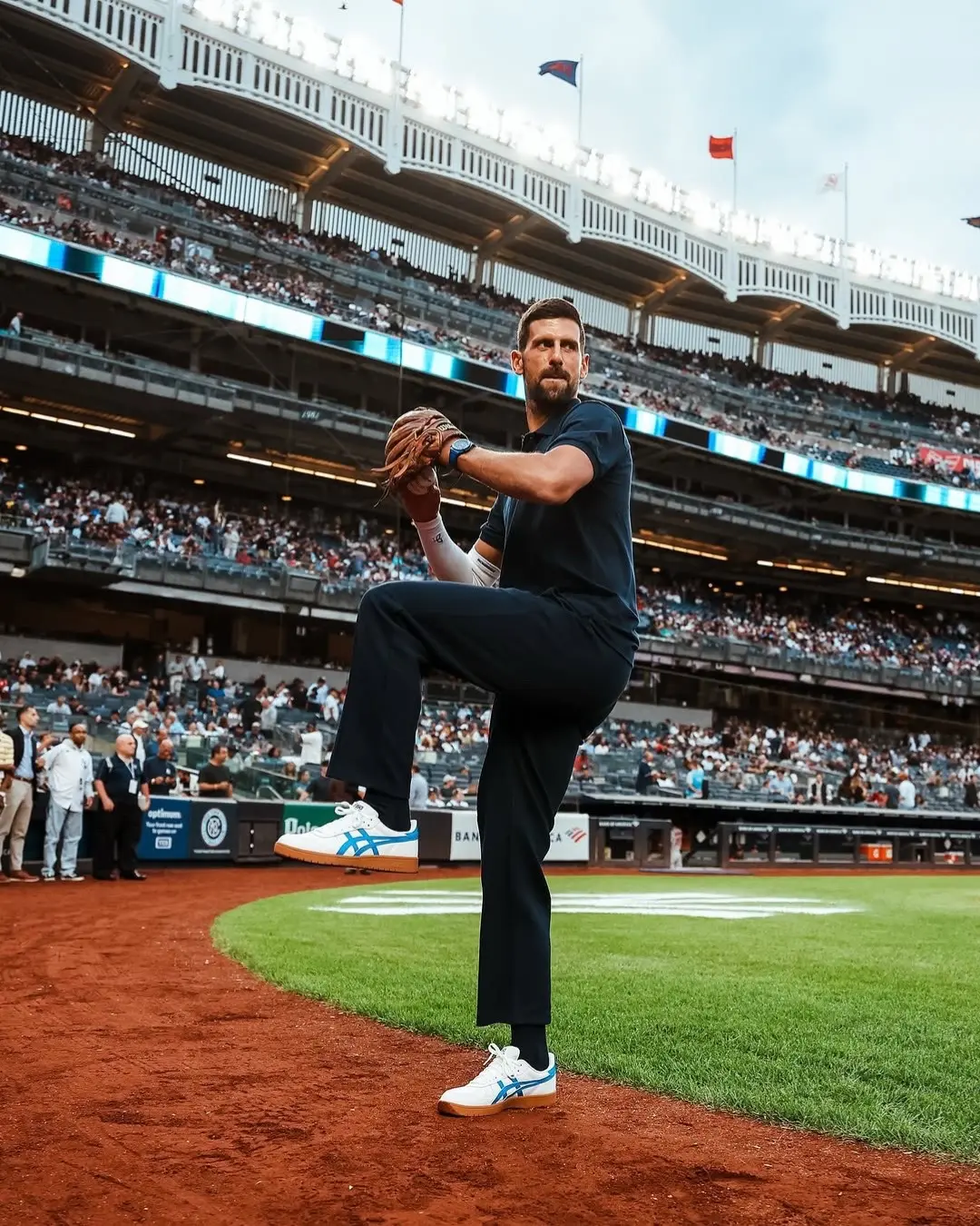 德约给Yankees开球 美图出得好快 这个投球的照片看着真不错 cr...