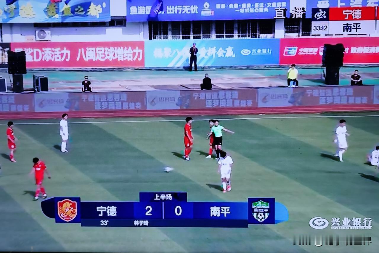 宁德队主场4比0战胜南平队，宁德队实力更强。
      4比0的比分，足以说明