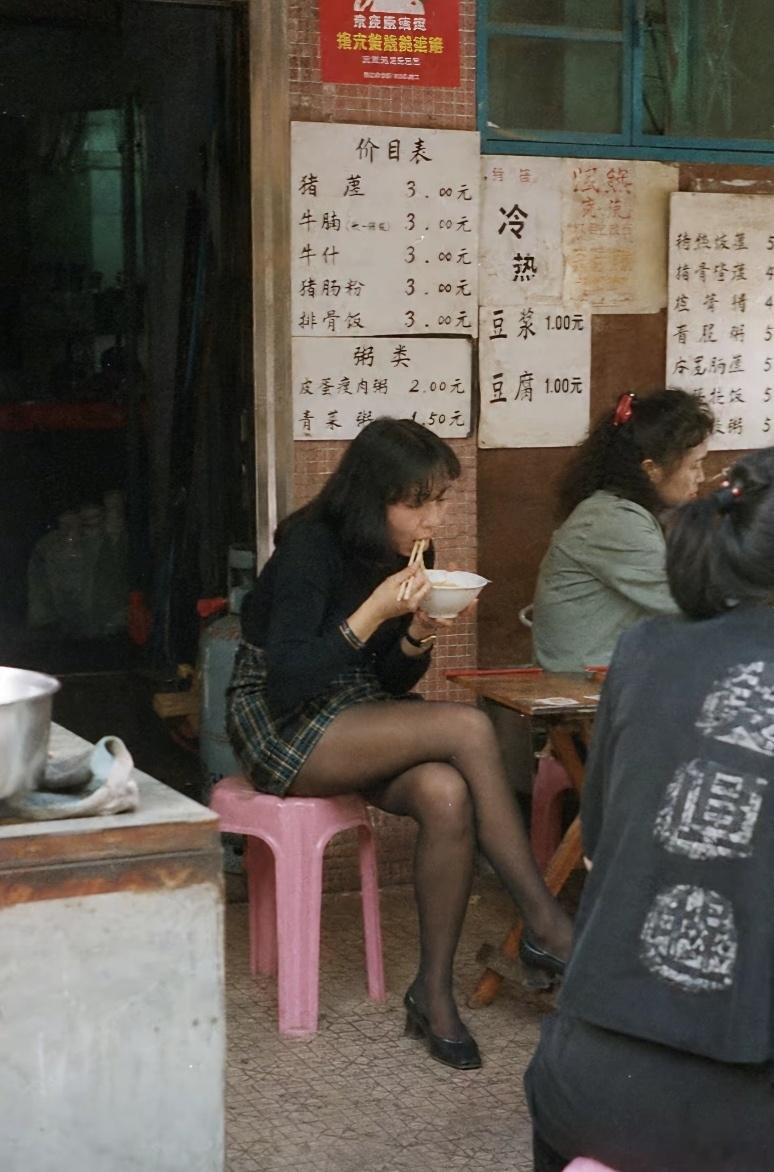 九十年代的街头，随处可见努力讨生活的姑娘们。她们靠着手艺谋生，守着理发店、奔走在