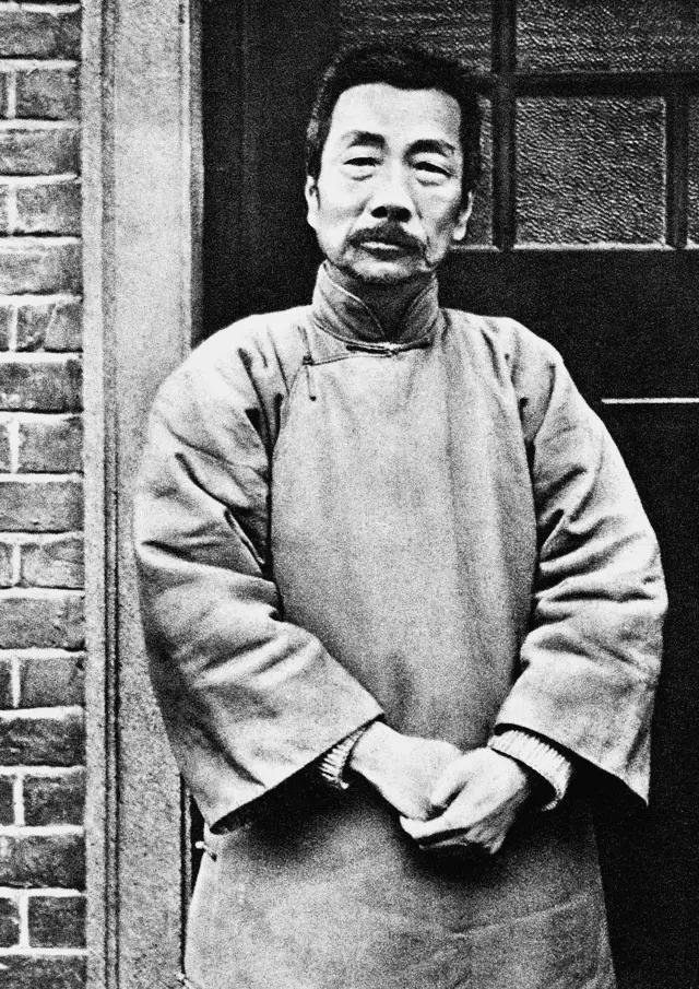 真正的勇士，敢于直面惨淡的人生，敢于正视淋漓的鲜血。
——鲁迅

鲁迅（1881
