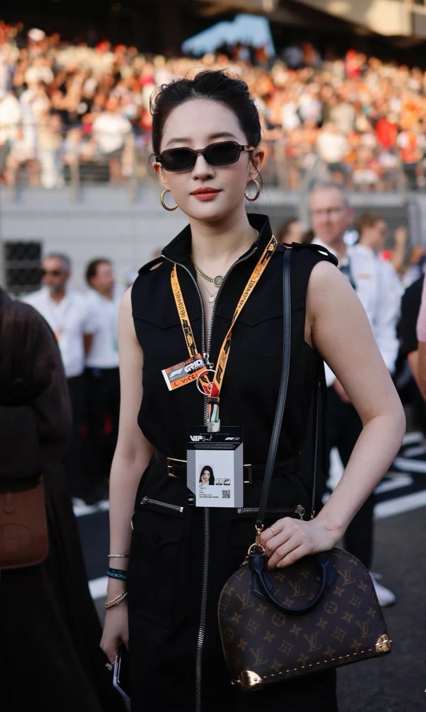 仿佛在说：This is my house！主场范儿，姐又帅出新高度了  刘亦菲