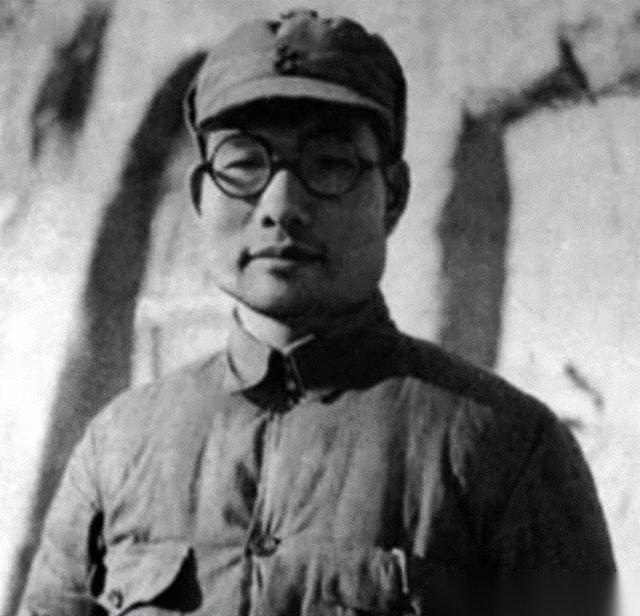 1940年，开国大将肖劲光与原配签下离婚协议，38年后，儿子竟娶了歌后李谷一！