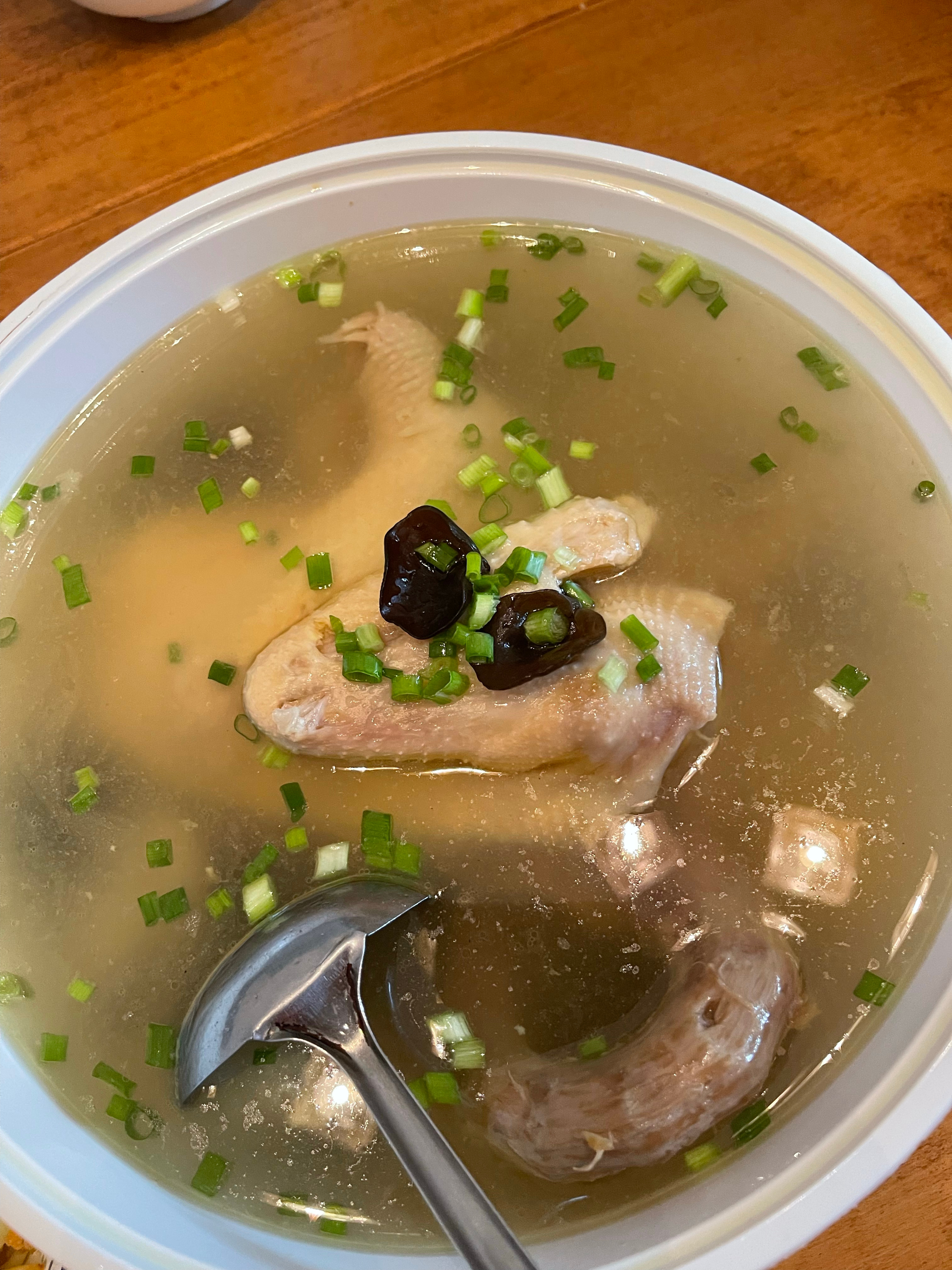 今天午餐喝竹林土鸡汤，小火慢炖，熬六小时…味道好！ ​​​