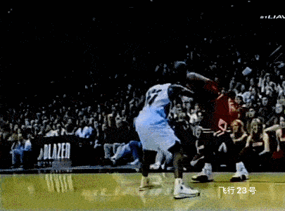 乔丹教詹姆斯如何打小个球员。
图一：单打小个球员，乔丹都是正面对待，虚晃向右一步