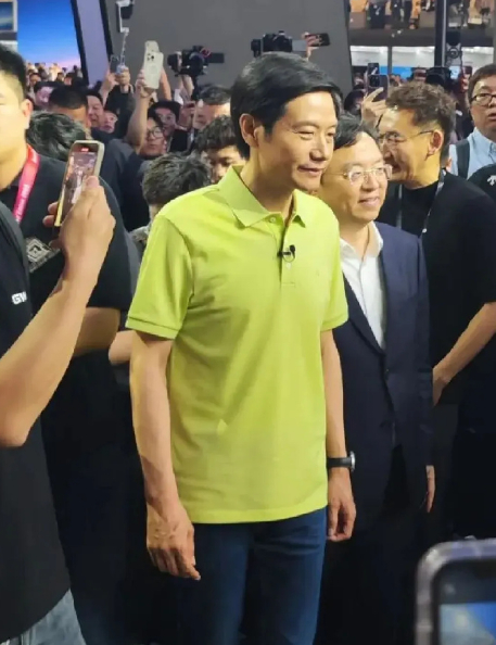 #雷军短袖# ​雷军衣服好像一直以来都是那种比较简约单调的款式来着吧？不管啥牌子