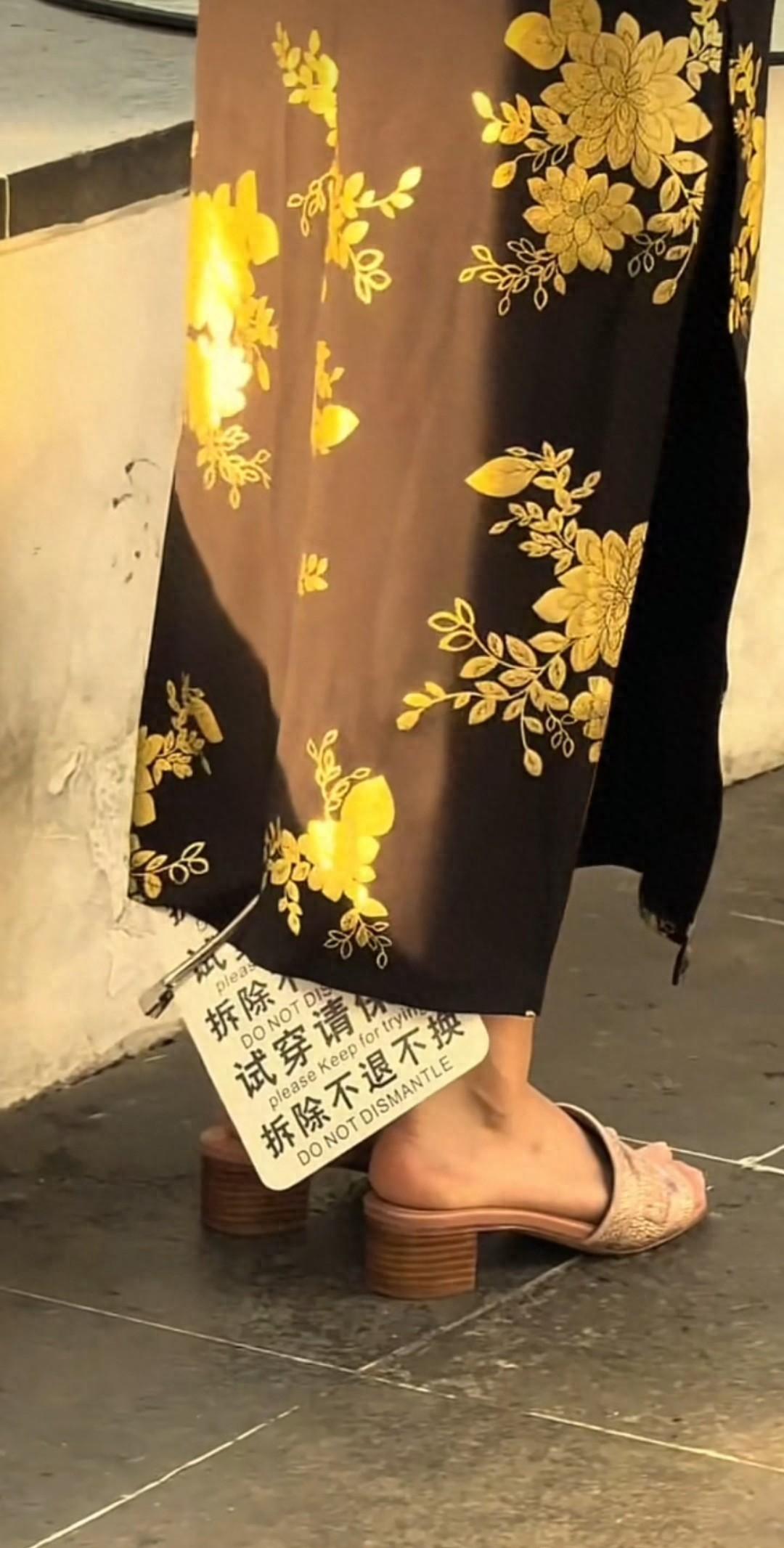 “丢人丢大了！”5月16日报道，上海，一女子穿着旗袍拍照，本来没什么，但有人发现