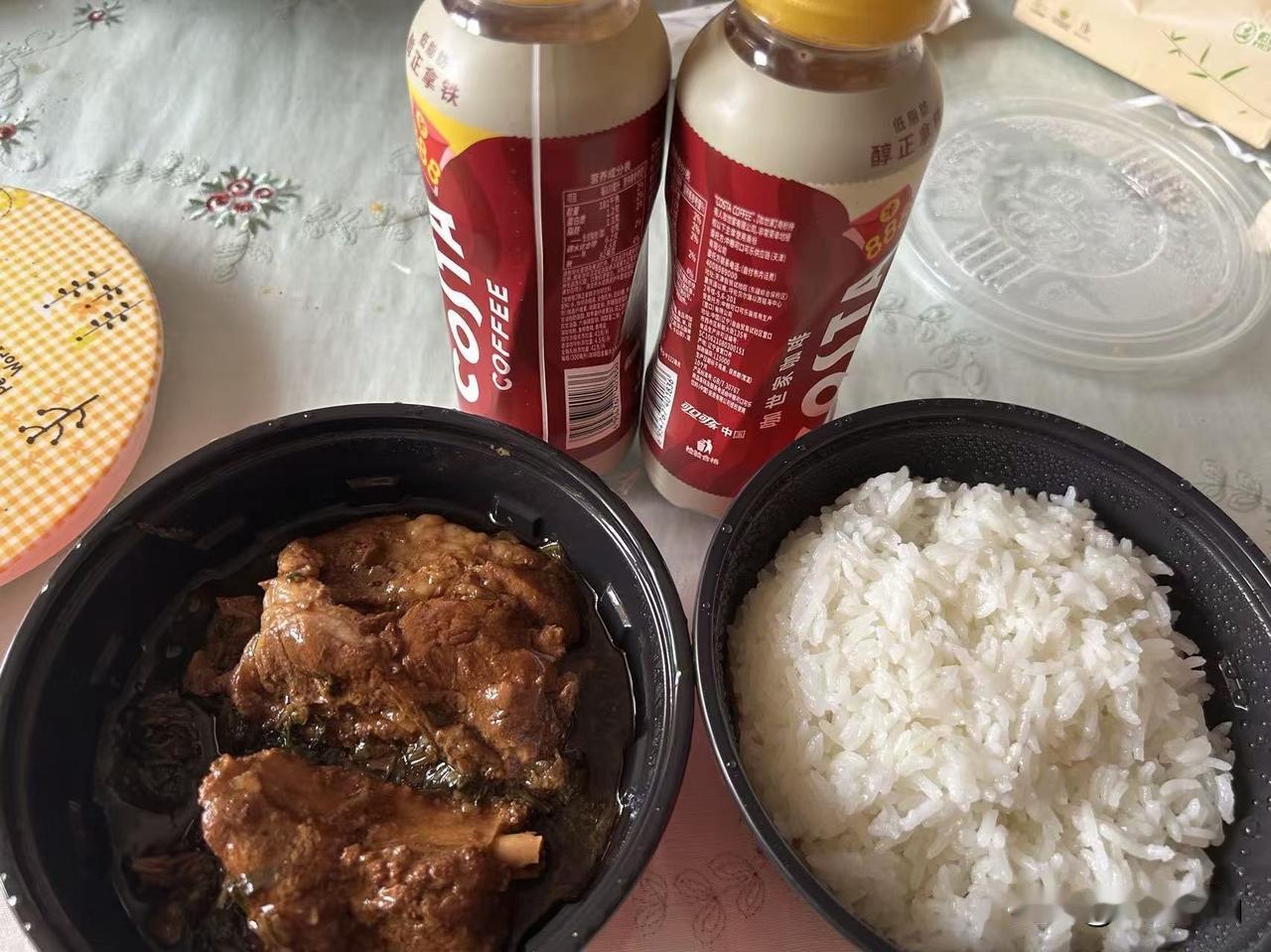 临近中午，闺蜜给我打来电话，问我忙啥呢？我有气无力地说自己感冒头疼，请假在家。她