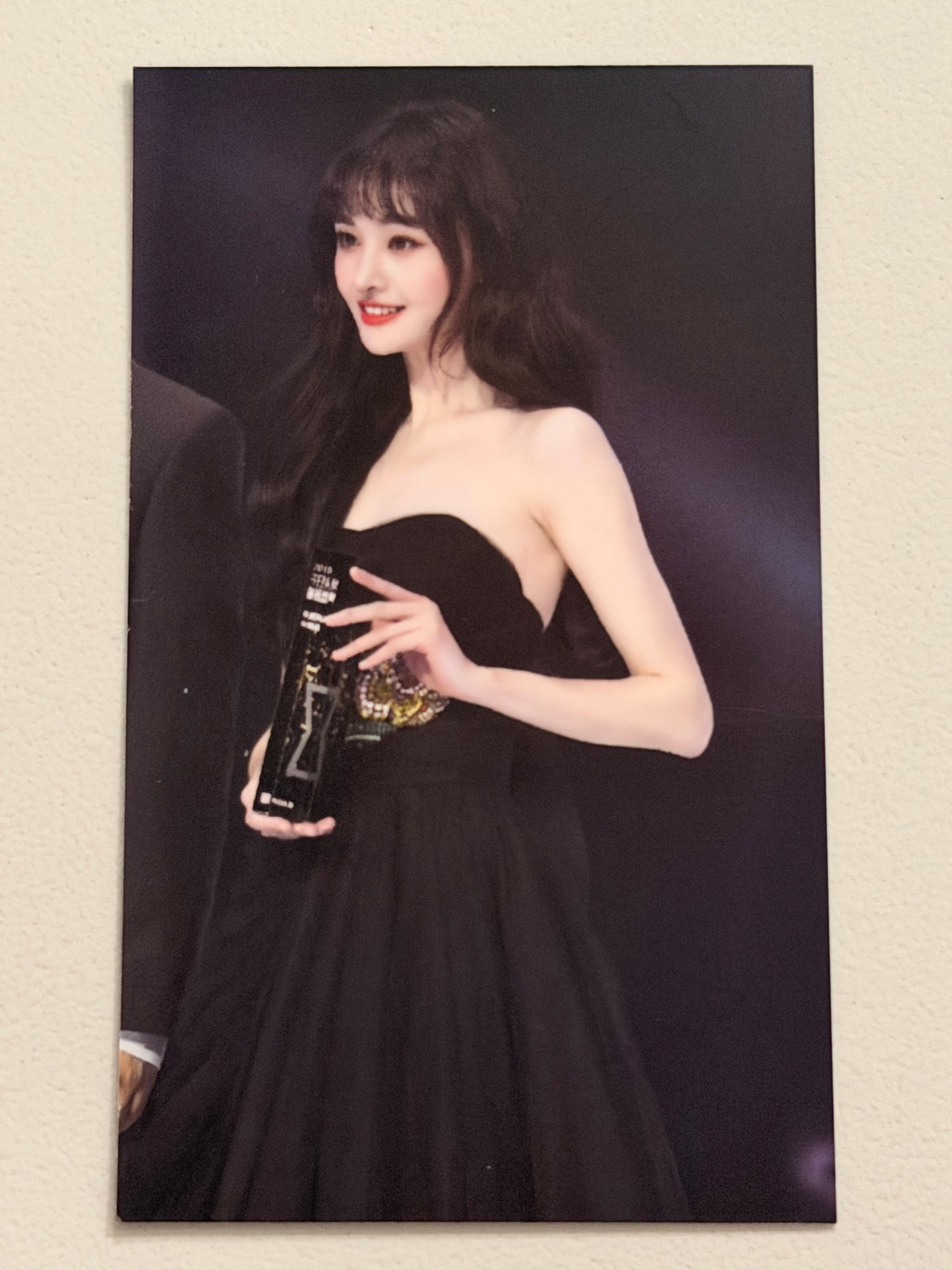 还能收到郑爽黑玫瑰刺绣裙的小卡