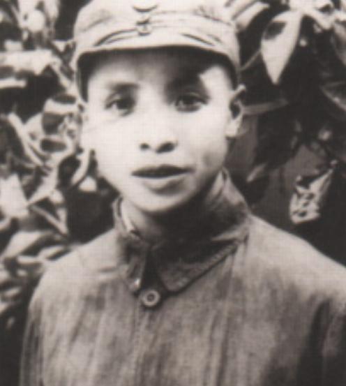 他是正兵团级将领，因故未参加授衔，后任五省书记，两任军区政委

“1961年7月