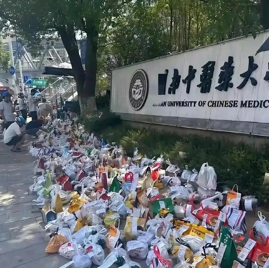 我的天哪，这个学校门口的外卖堆成山了