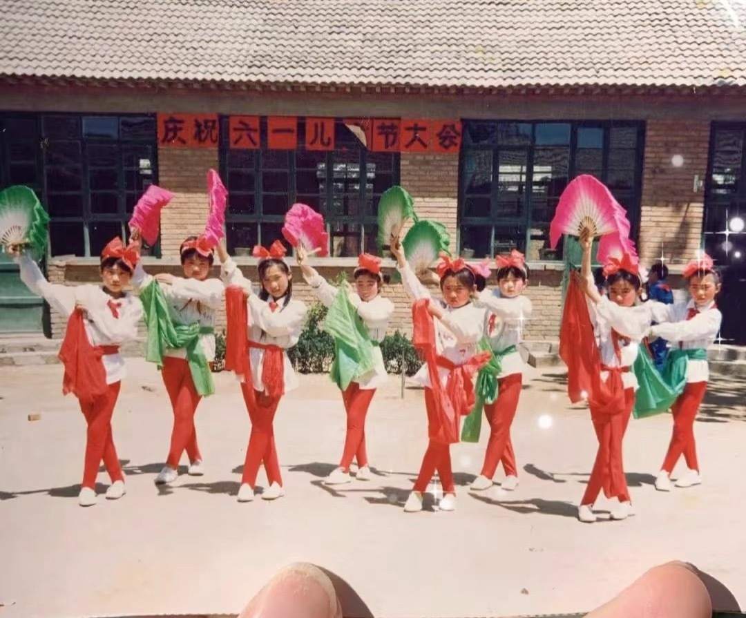 赵丽颖 合照的同学成了大明星小时候婴儿肥，圆圆的超可爱，十八九岁后就开始像花儿一