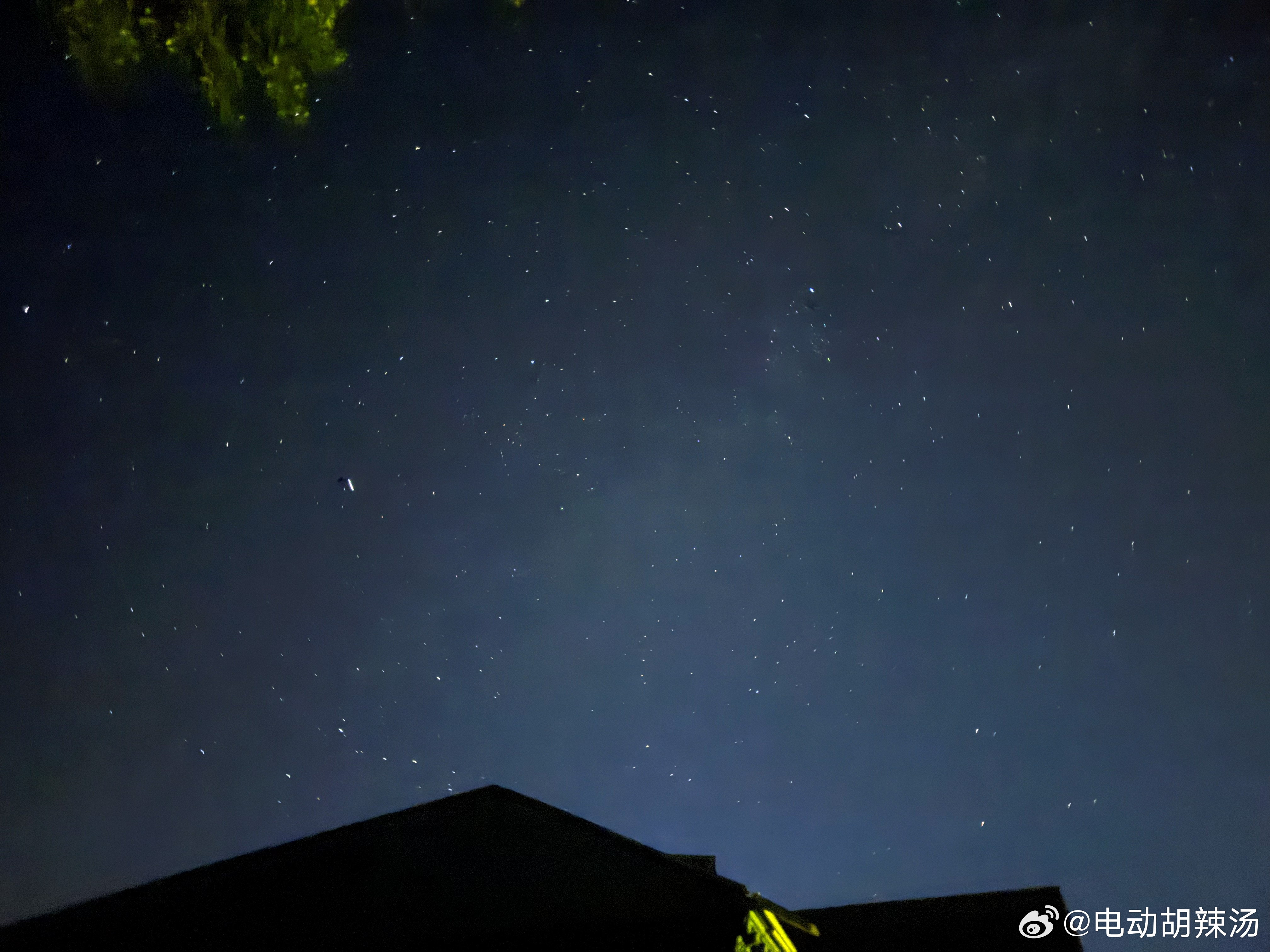 回想在夏特乡住了个星空营地的民宿，天上确实很多星星，但是周边的光污染还是太严重了