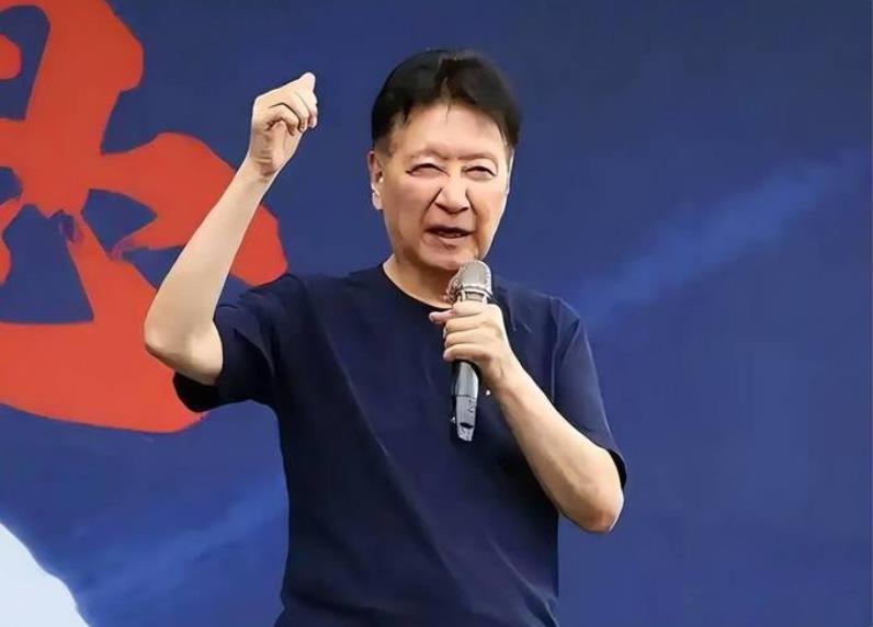赵少康被沈富雄嘲讽为不蓝不白、不红不绿，哪边有利就靠向哪边，更是被网友称为“四姓