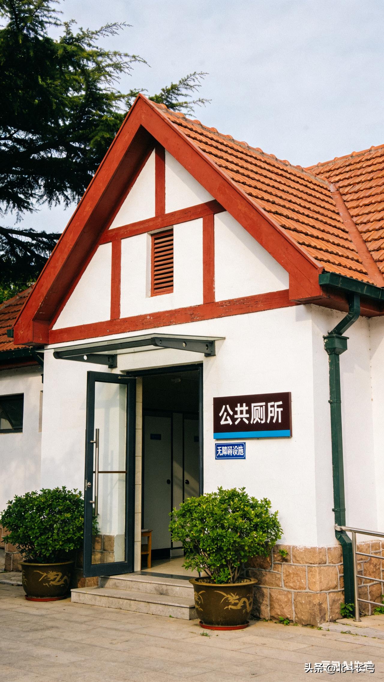 【北斗长弓·观天下】
 
前阵子，发小从德国回来，我们在青岛台东找了个小馆子接风