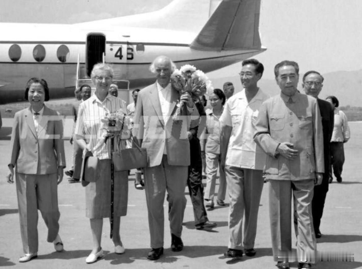 【周总理历史上的今天——5月28日】
1964年5月28日中午，周恩来总理和夫人