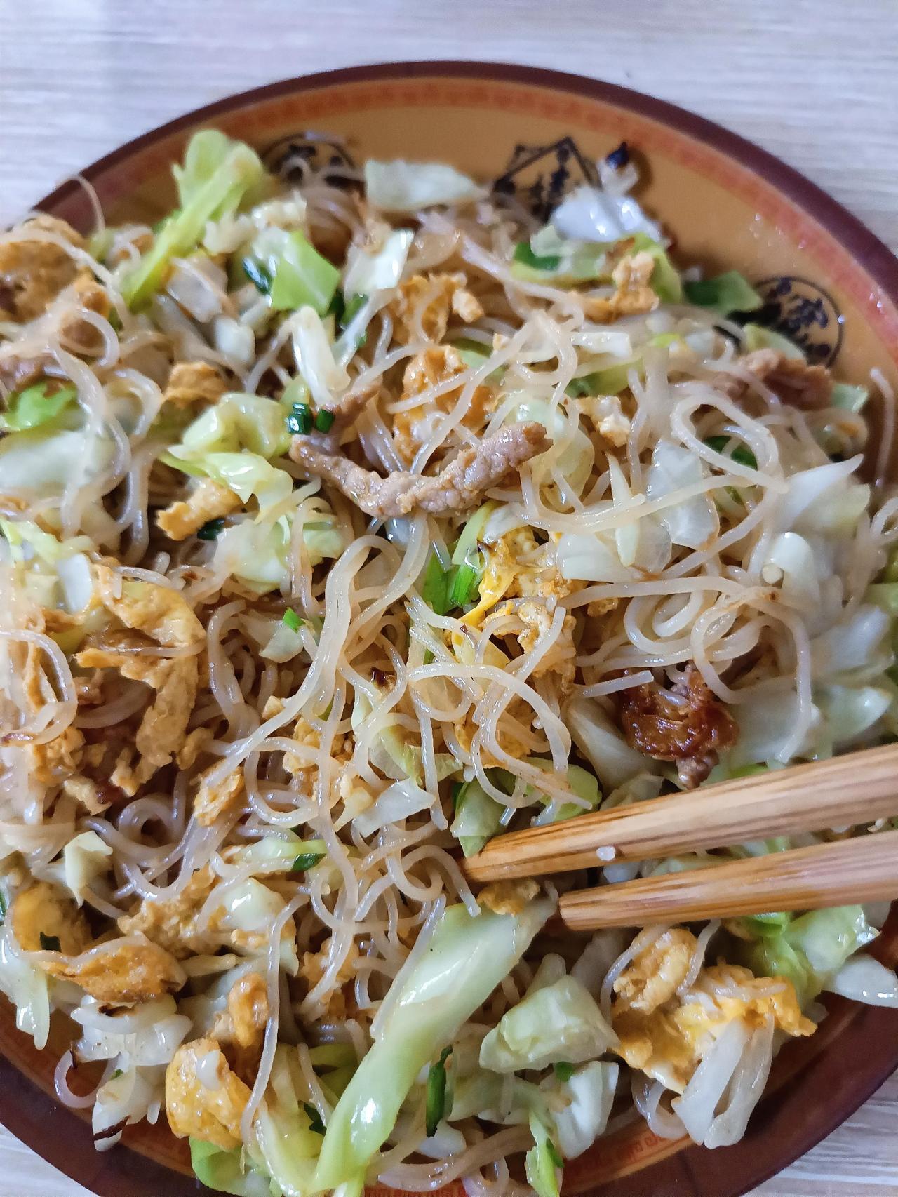 很久都没有吃宵夜，今天晚上觉得肚子有点饿，跑到楼下店里面点了一份炒米粉。老板说有