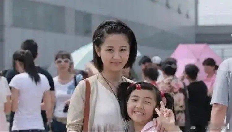 杨紫和张子枫小时候，两位当时都挺小的 ​​​