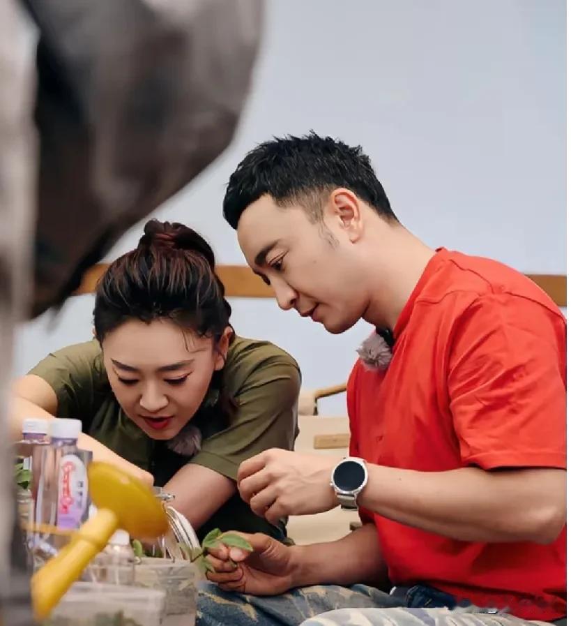 月亮姐姐和尼格买提一同主持《此生要去的100个地方》的时候，工作起来相当拼命呢！