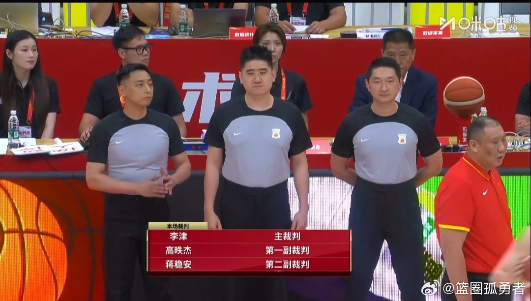 中国男篮VS乌拉圭男篮热身赛，担任本场比赛裁判，不知道什么原因看到就想笑呢，你看
