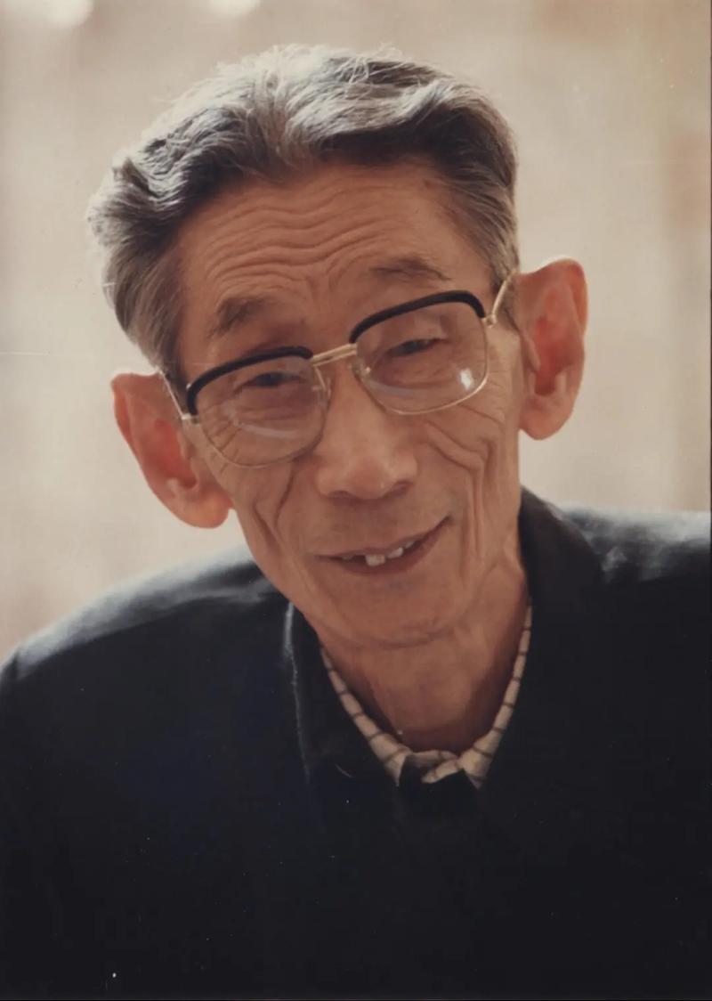 泰斗马三立，
相声接地气。
文化须传承，
今人莫忘记。