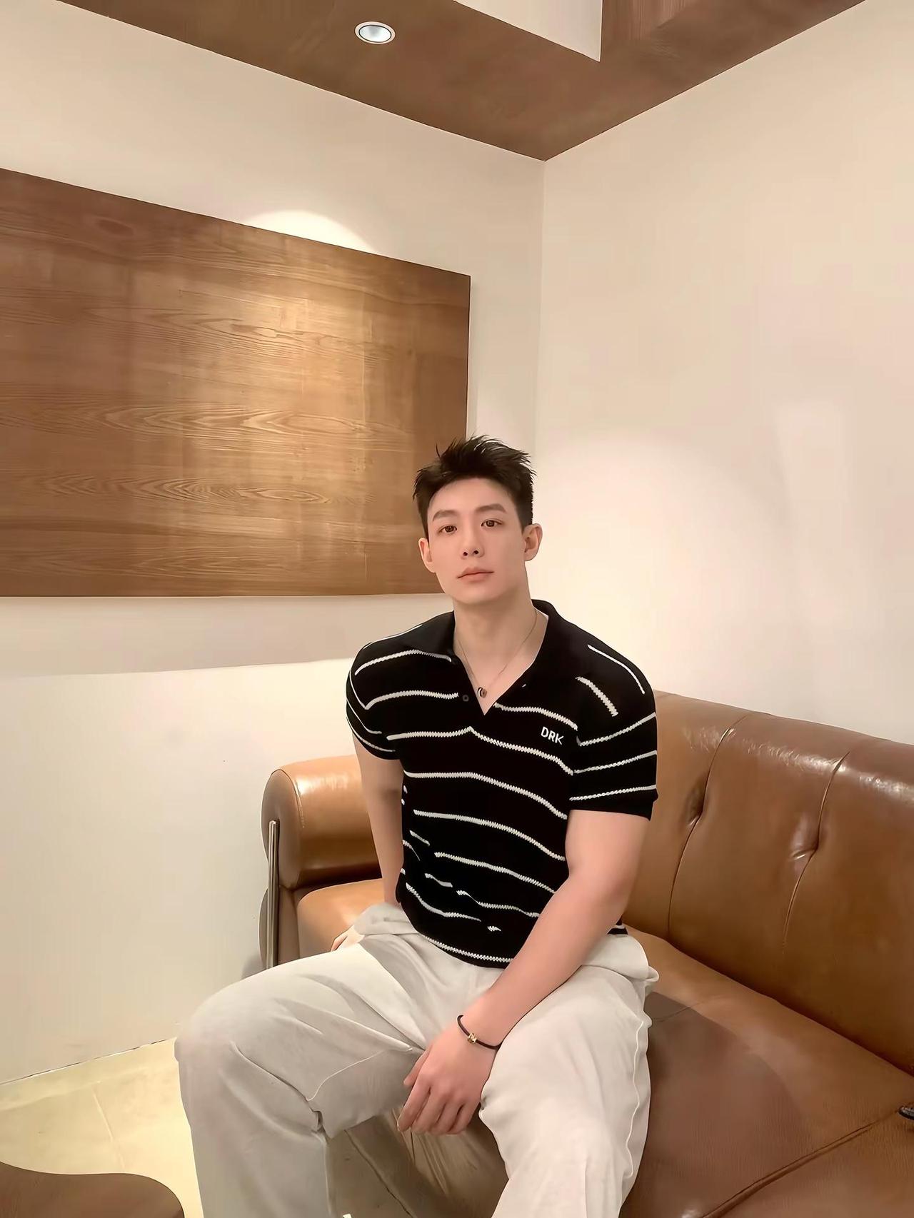 说糊 我再发一次 轻熟男人 干净穿搭 少年感
