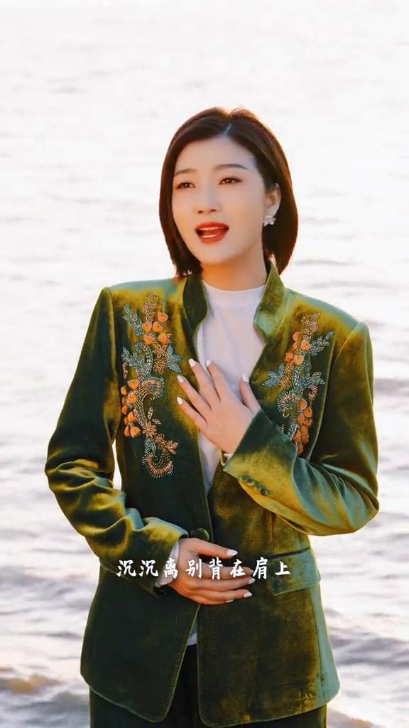 梦里水乡。
淡淡相思都写在脸上，沉沉离别背在肩上，泪水流过脸庞所有的话，现在还是