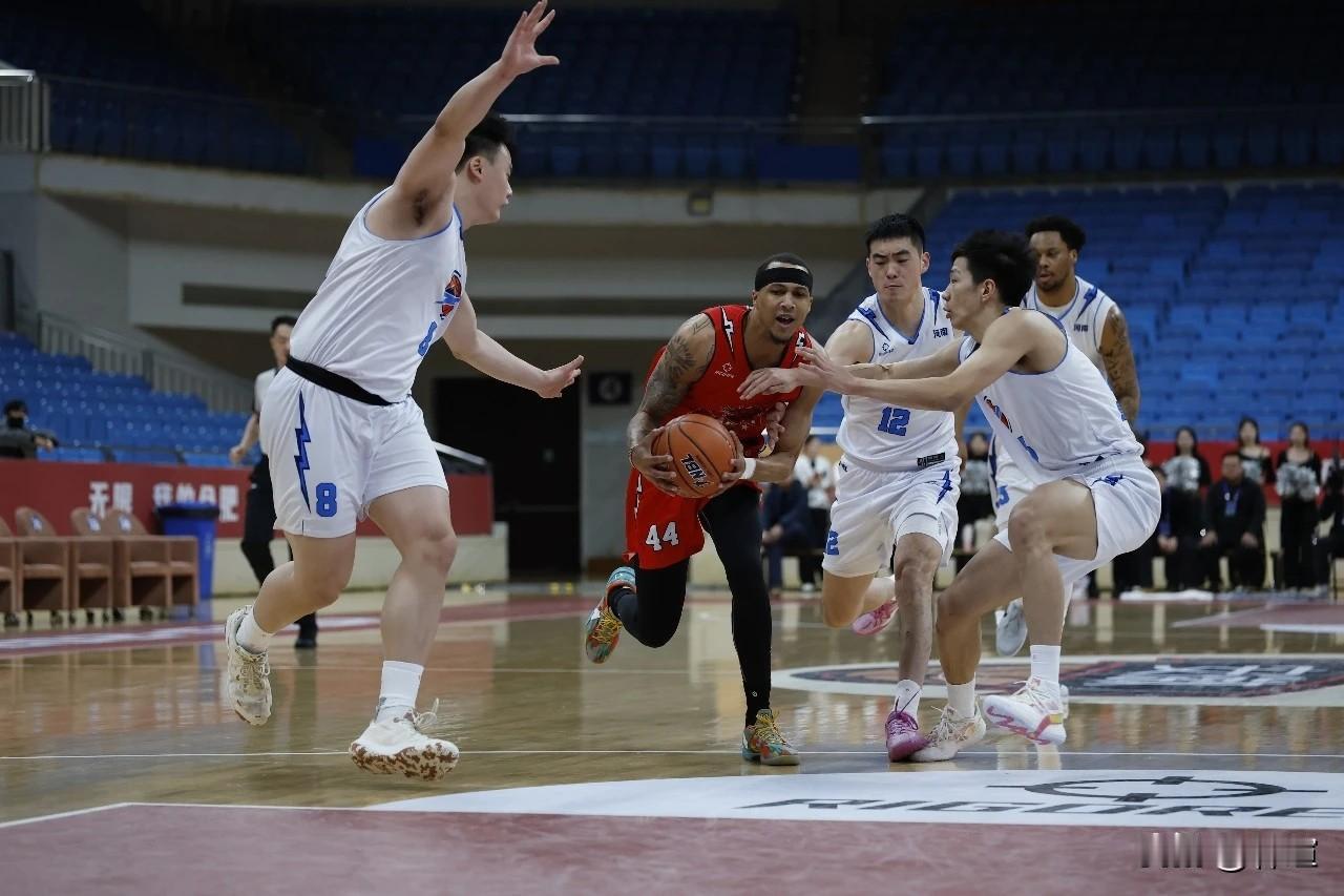 NBL联赛7日进行4场第7轮比赛，卫冕冠军香港金牛继续保持不败，安徽皖江龙主场终