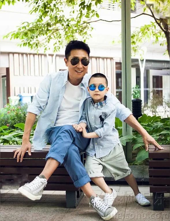 我滴天啊！林永健的儿子简直就是跟他爸一个模子里刻出来的！这基因也太强大了！

林