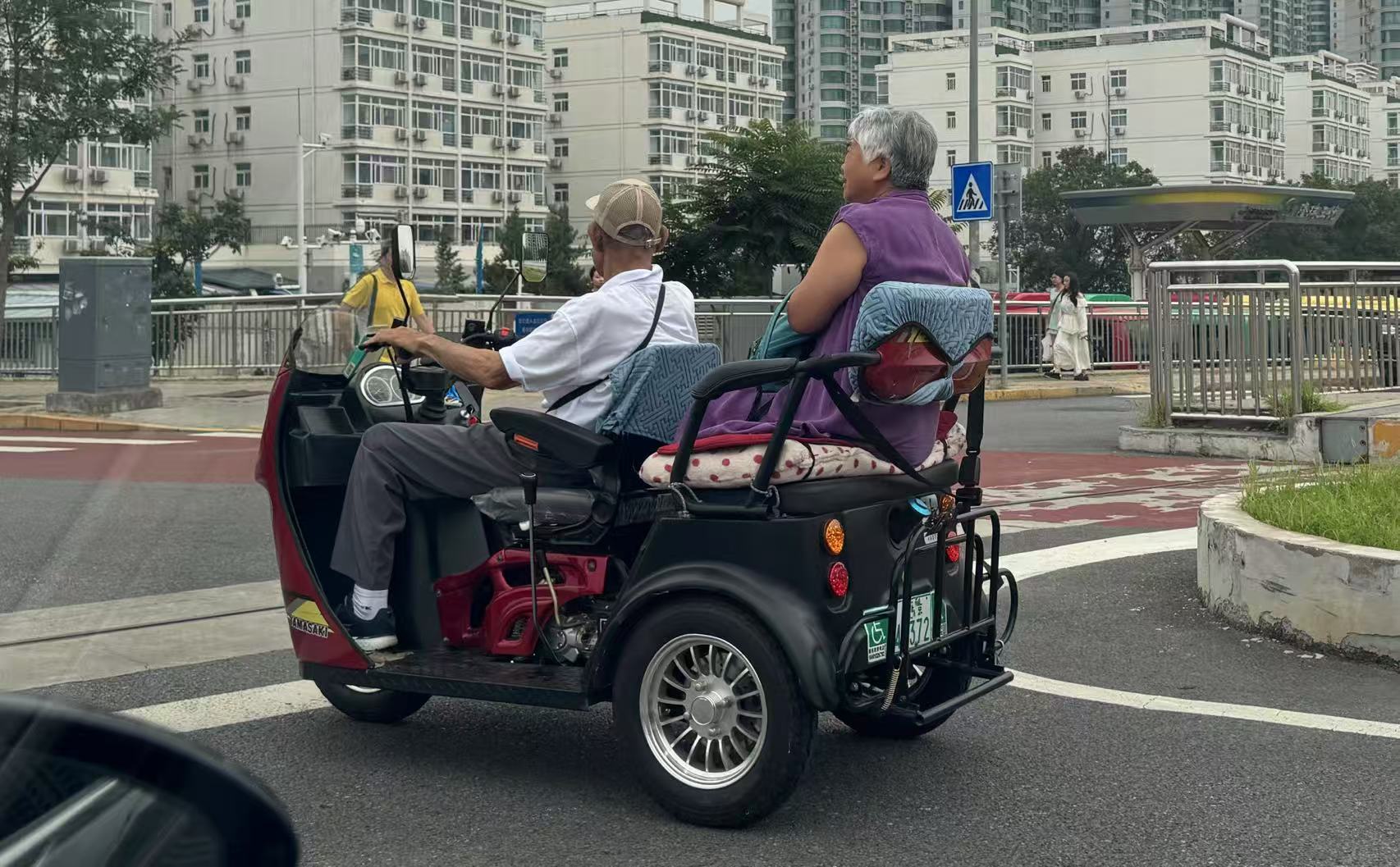 车若初见[超话] 这小车儿可真悠闲，还差个篷子[有票了][有票了] ​​​