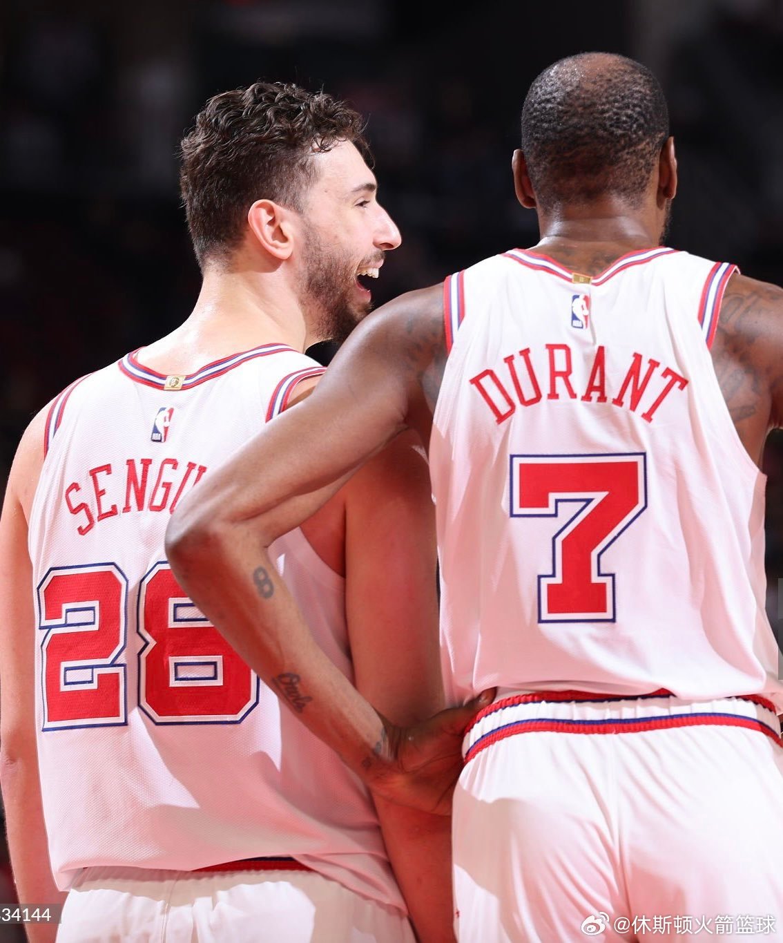 过去15场比赛中达成以下数据的球员：▪️300+ 得分▪️100+ 篮板▪️80