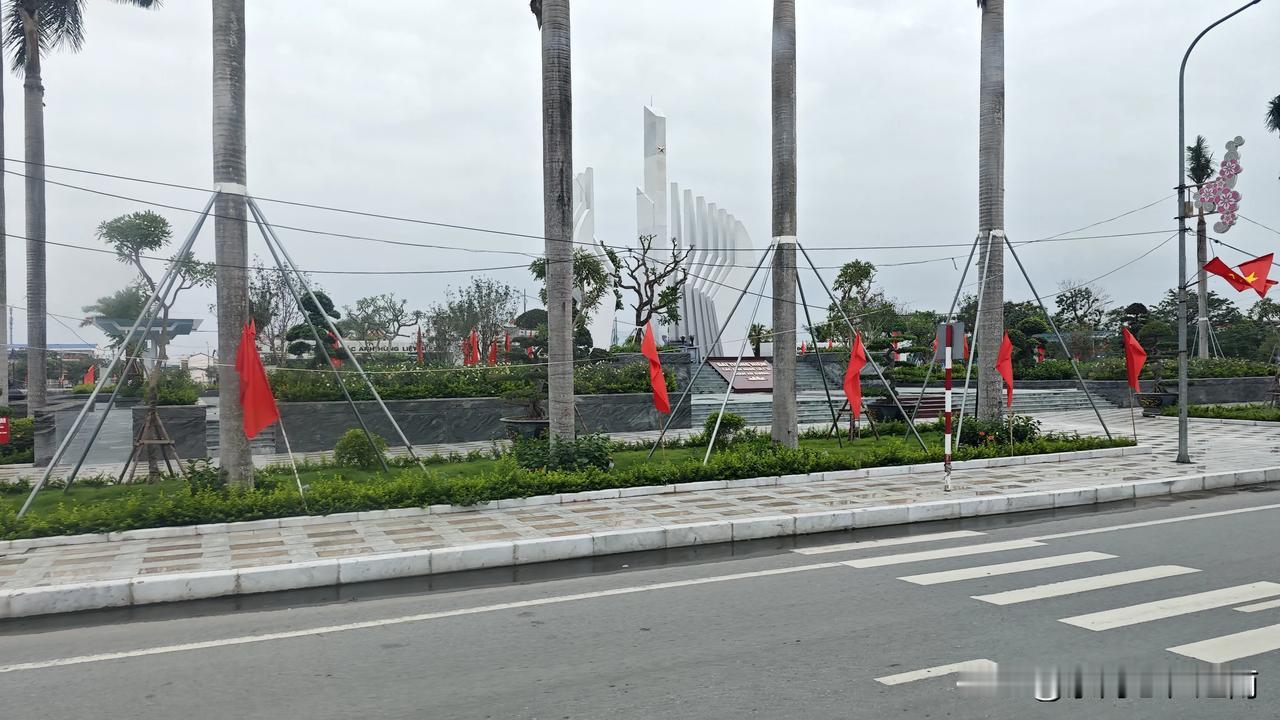 这次又找越南女组长帮我交费了。
昨晚房东把账单给我，需要交108万，然后把收款码