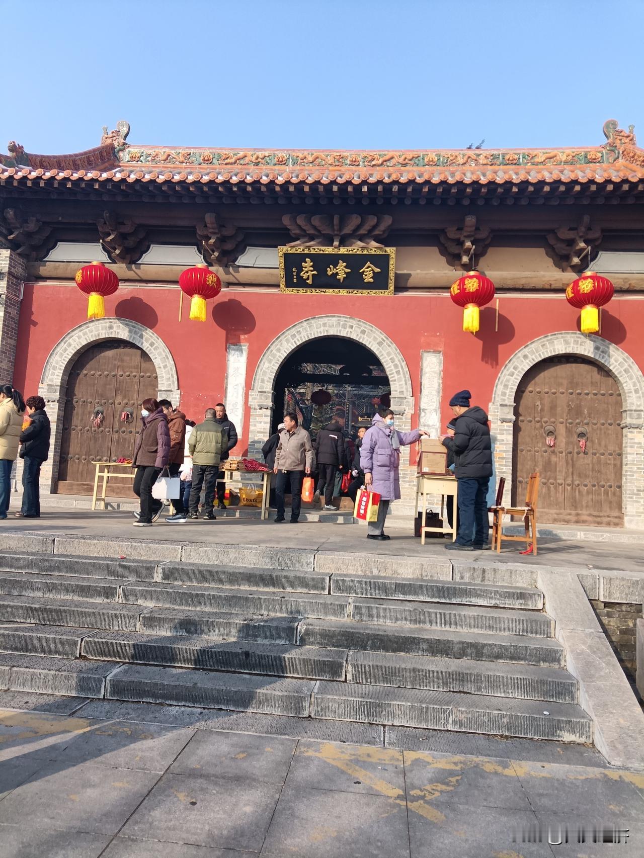 刚刚从金峰寺回来。每年的大年初一，妻子都是雷打不动的前去烧香拜佛。看着来来往往的