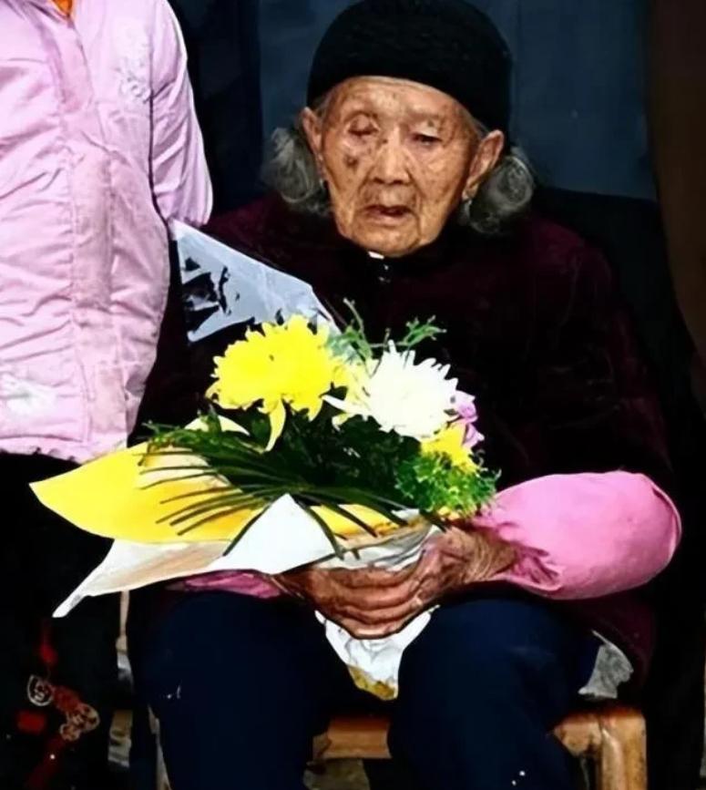 7子参军全“阵亡”，58岁母亲哭瞎双眼，1949年门外突然传来熟悉的声音，一声“