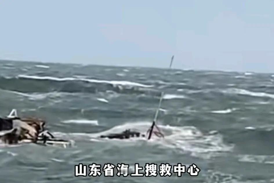 一辽宁籍渔船海上翻扣，12人失联，目前搜救工作仍在进行，船主:其家属也在船上
这