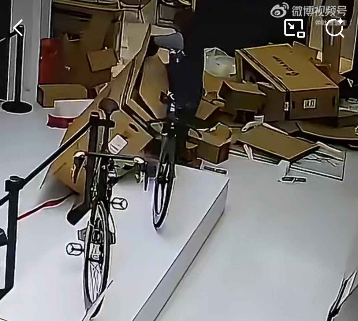 老人捡纸壳不慎碰倒展厅十几万高端自行车，赔偿问题引发争议。
事发一高端自行车展厅
