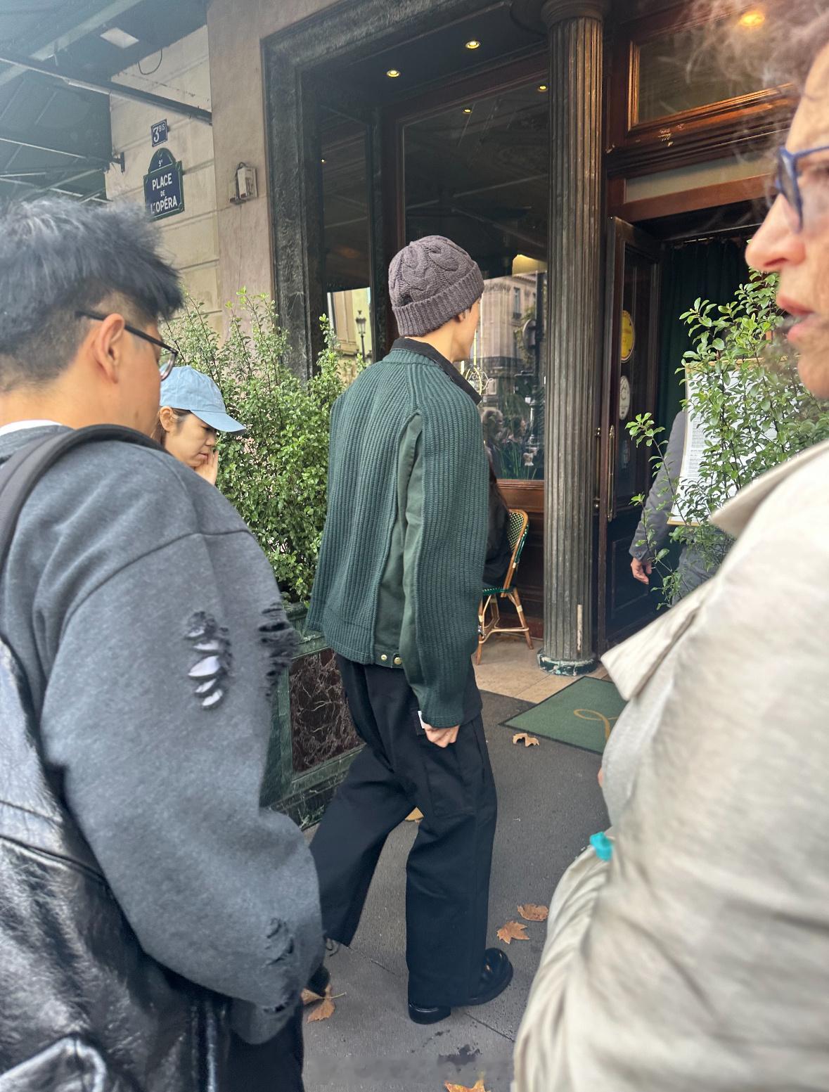 巴黎街头偶遇龚俊网友巴黎偶遇龚俊素颜去餐厅 这点事儿发发朋友圈就行了[苦涩] ​