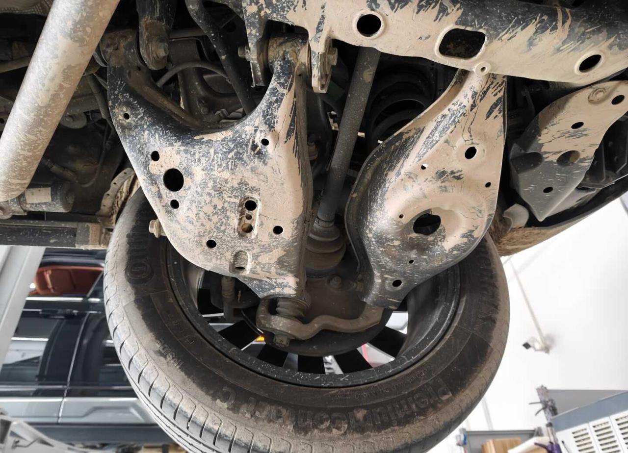 这是什么车的摆臂？
买车推荐 边边角角猜车 汽车 猜车 绞牙避震 流线型车身