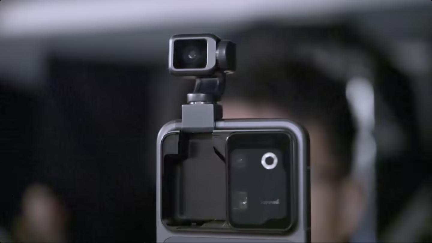 在上海电影节看到荣耀Robot Phone的实拍画面了，顶上那个三轴云台相机真的