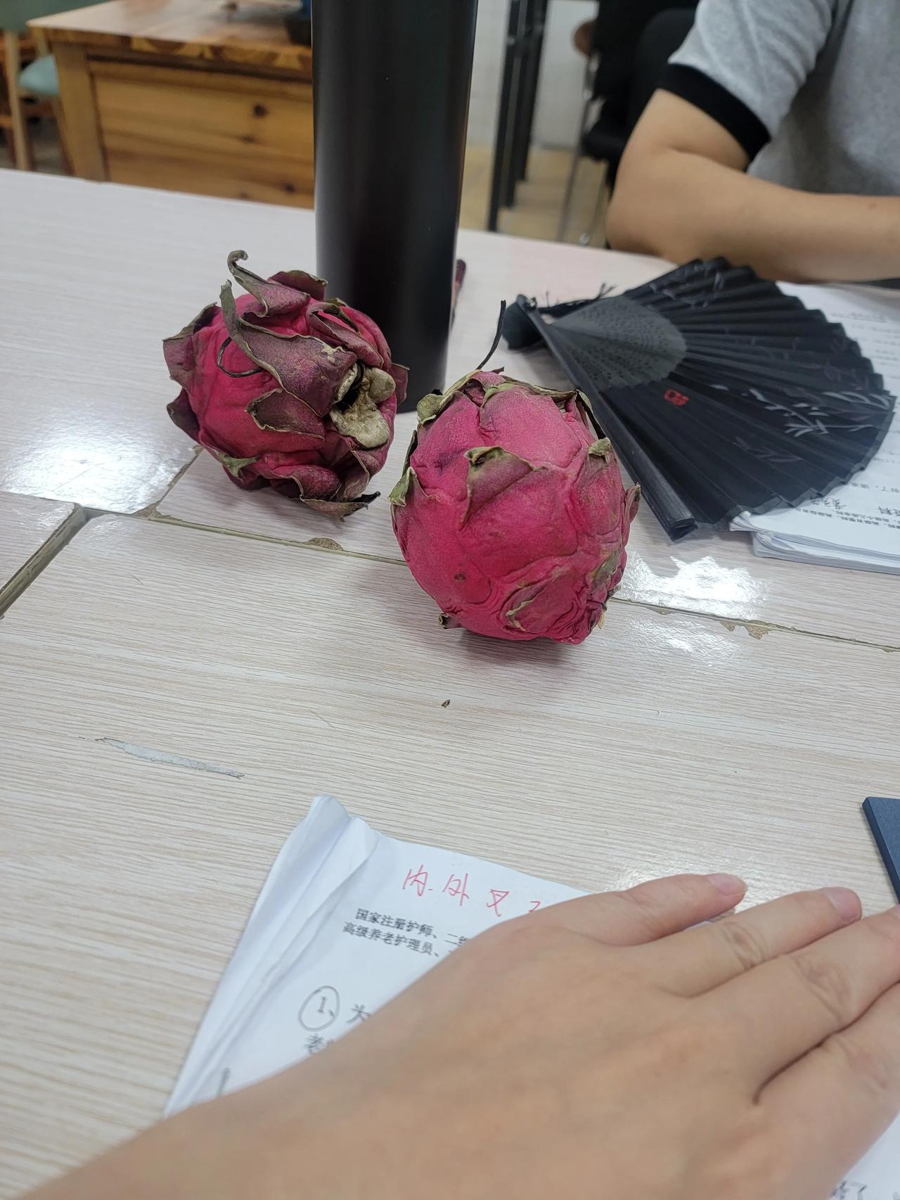 今天上课又有水果吃，我已经胖了好几斤了，去年的裙子都穿不了了，腰粗，惨