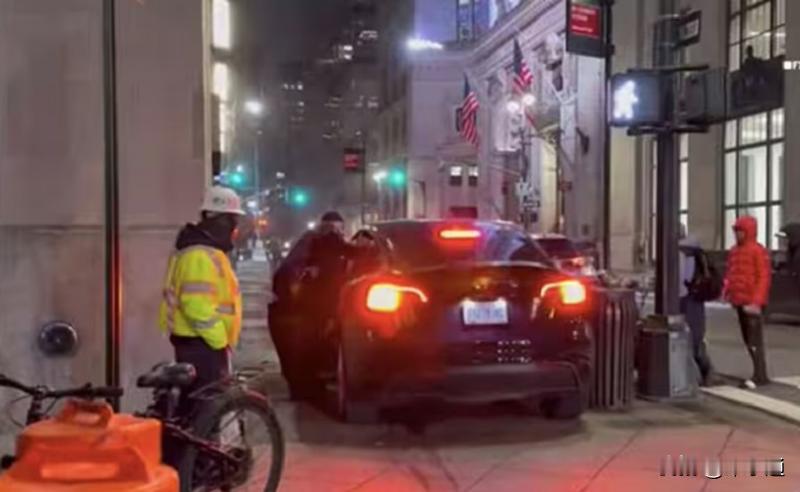 ###特斯拉自动驾驶失控、秒变推土机###   美国东部时间6日10点15分，纽