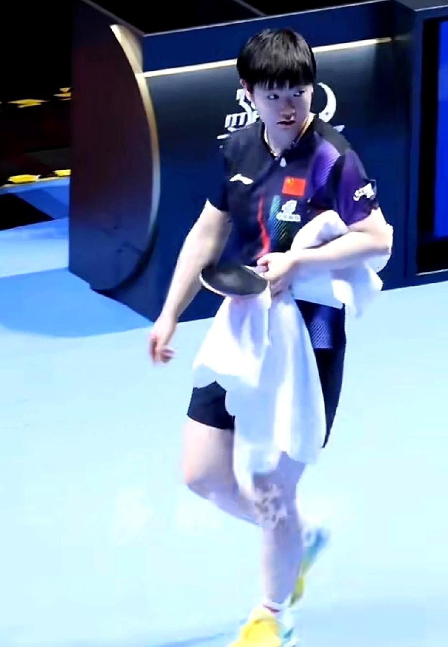 看着莎莎拎着毛巾低头走，满身疲惫还没散去，那个泰国裁判就忍不住了。
他紧走两步伸